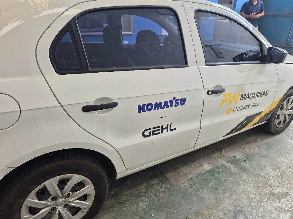 Veículo plotado com alta qualidade demonstrando detalhes do serviço